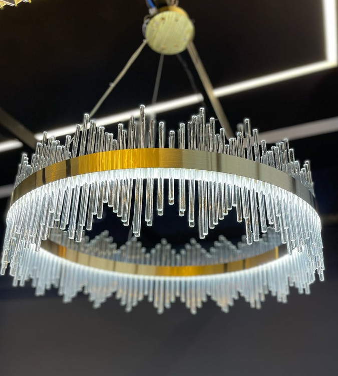 نمای نزدیک لوستر کراون طلایی با کریستالهای لولهای شفاف و بدنه درجه یک