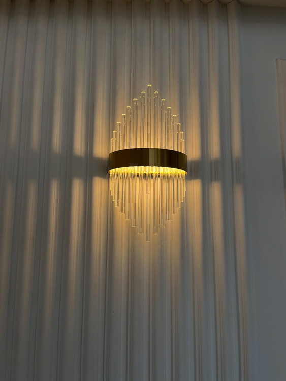 لوستر دیوارکوب مدرن با کریستالهای لولهای شامپاینی و بدنه طلایی وارداتی مدل کراون