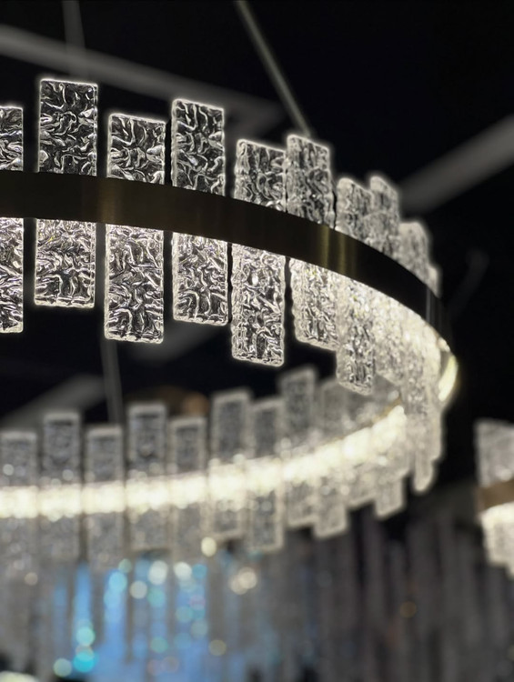 «لوستر رویالس وارداتی با کریستال بلوکی طرح یخی، مجهز به نور سه حالته قابل تنظیم و بدنه باکیفیت لوکس.»