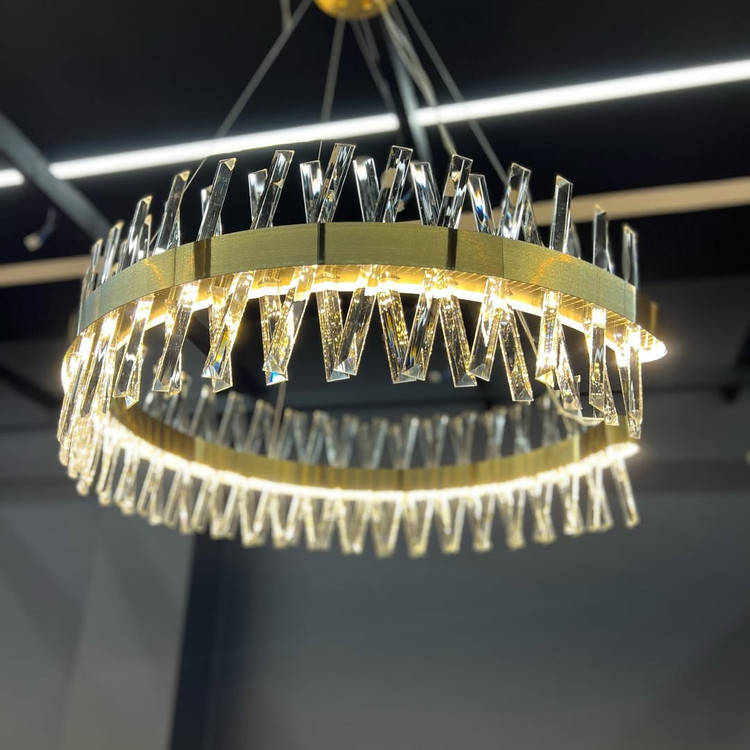 لوستر مدرن حلقهای با بدنه فلزی طلایی برش لیزری و کریستالهای شفاف کاردی چیدمان شده به صورت ضربدری، دارای نورپردازی LED داخلی.