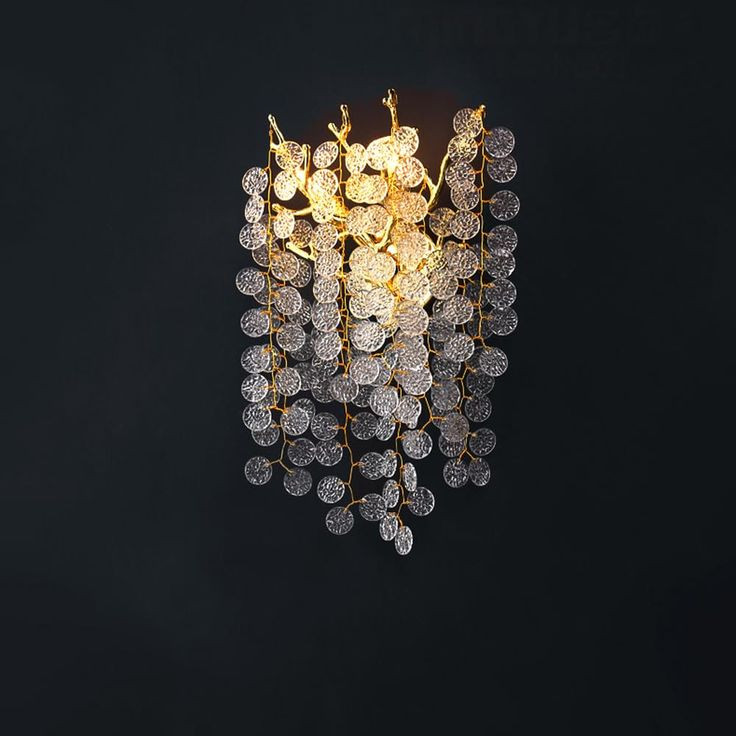 چراغ دیواری مدرن طرح شاخه با کریستالهای سکهای گرد و بدنه طلایی استاتیک