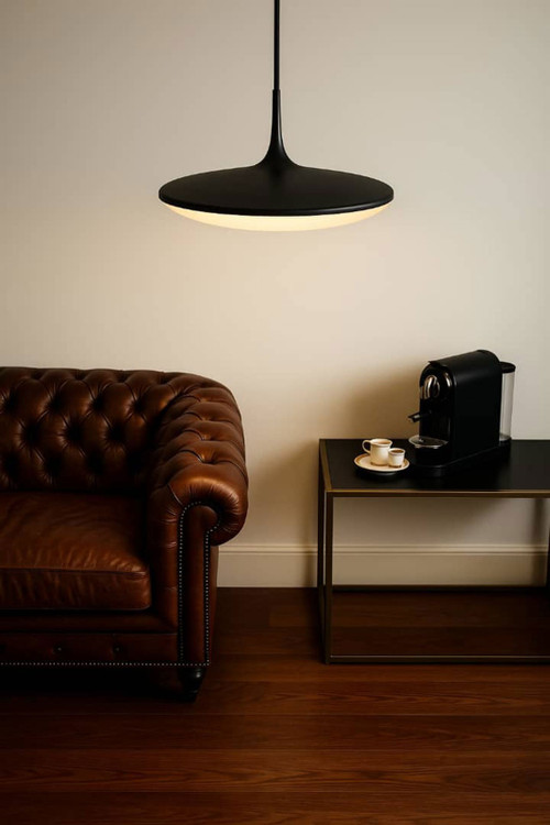 لوستر آویز مشکی دایرهای با طراحی مینیمال در چیدمان اتاق خواب و نشیمن کلاسیک.