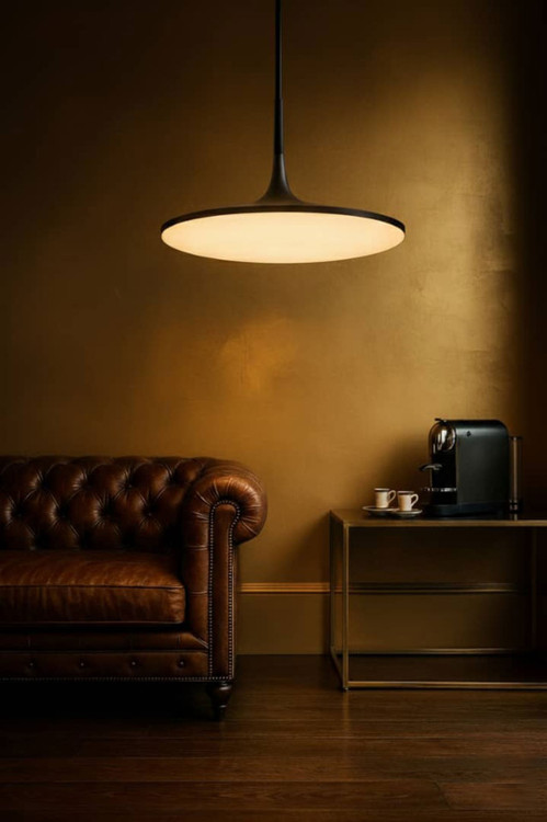 لوستر آویز مدرن با طراحی تخت دیسکی و بدنه مشکی، پخش نور زیاد و یکنواخت در دکوراسیون داخلی لوکس