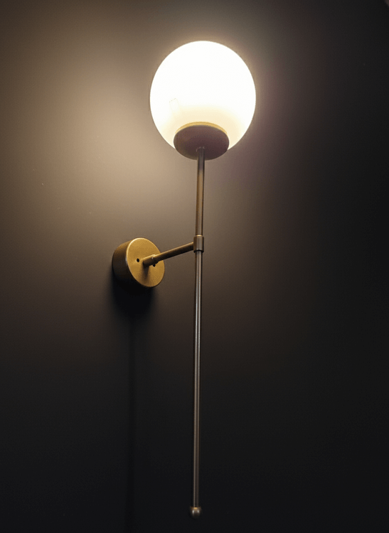 نورپردازی مدرن دیواری با بدنه فلزی طلایی و حباب شیشهای