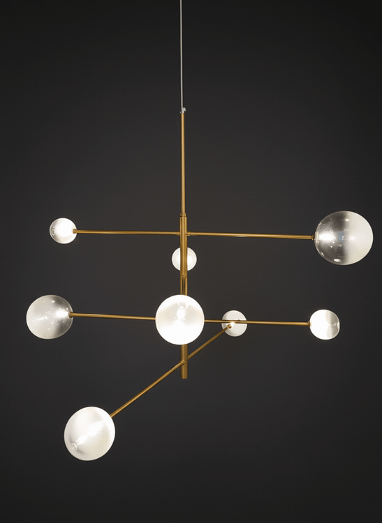 لوستر آویز مدل اتمی با بدنه طلایی و نورپردازی چندشاخه برای پذیرایی مدرن.