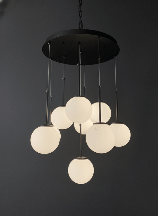 لوستر آویز مدرن 9 شعله با حبابهای کروی سفید مات و بدنه فلزی مشکی