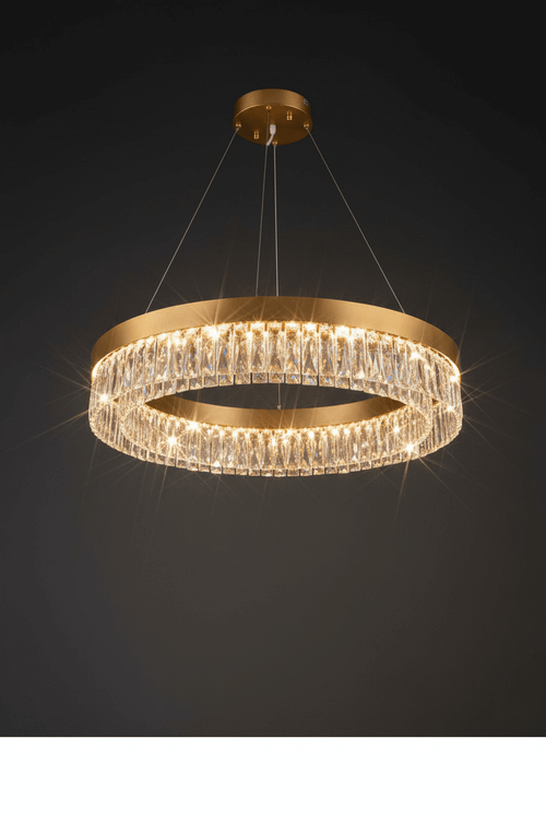 لوستر مدرن حلقهای با بدنه فلزی طلایی و کریستالهای تراشخورده درخشان، آویزان از سقف با کابلهای ظریف.