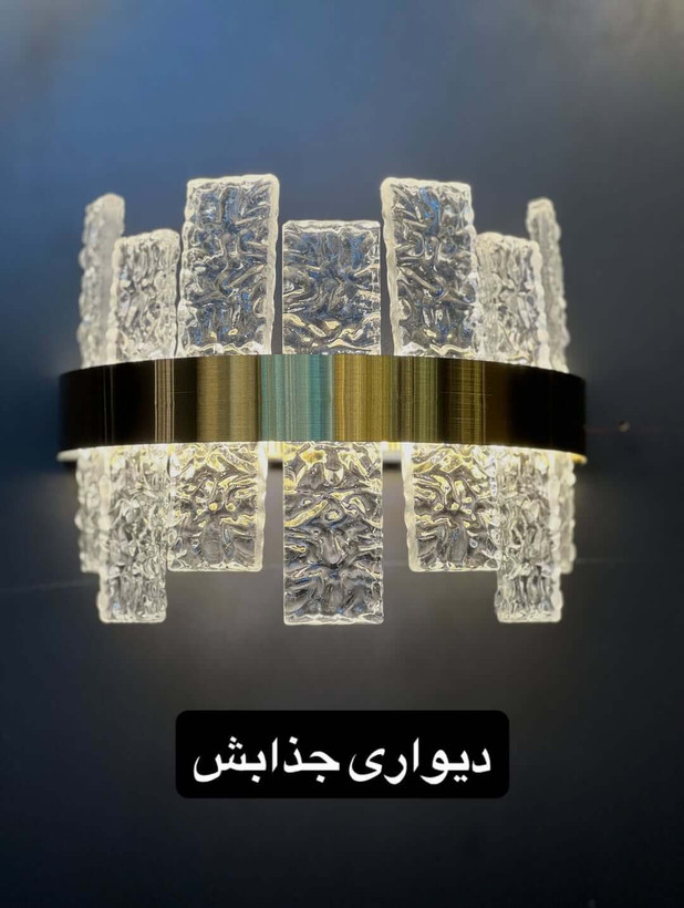 "دیوارکوب مدرن کریستالی با نوردهی دکوراتیو و بدنه آبکاری وارداتی لوکس